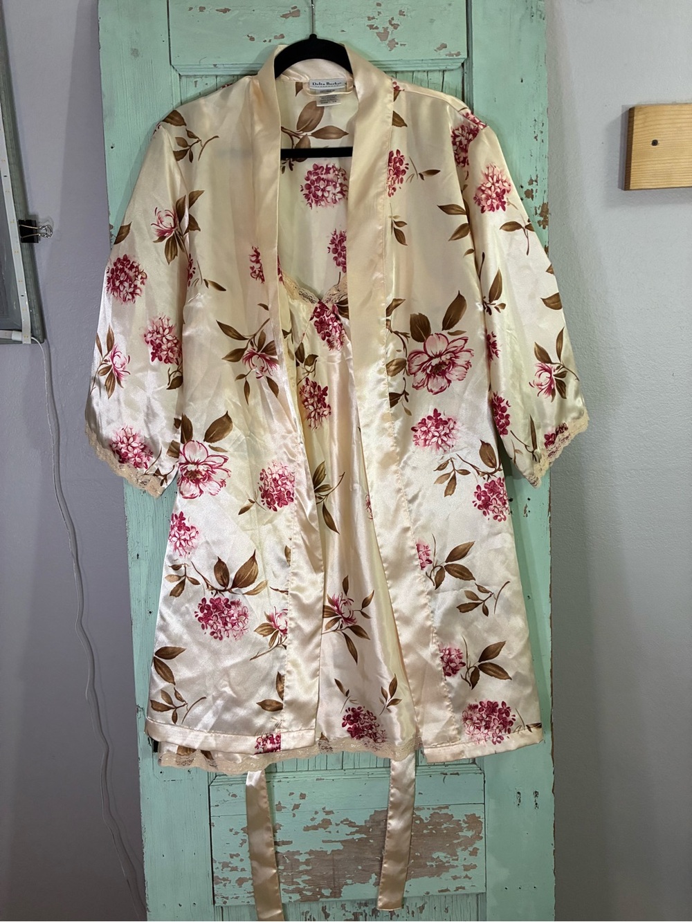 Women’s delta Burke Satin Kimono Robe w matching nightie Cream w Pink Blooms